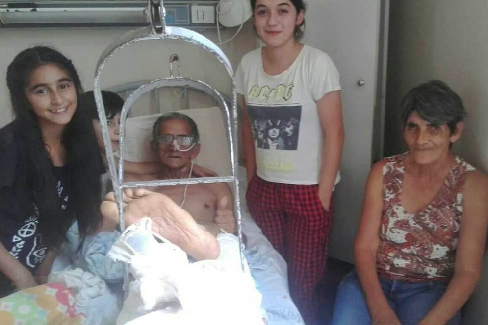 Gabriel junto a su familia, despu&eacute;s de la operaci&oacute;n de f&eacute;mur.