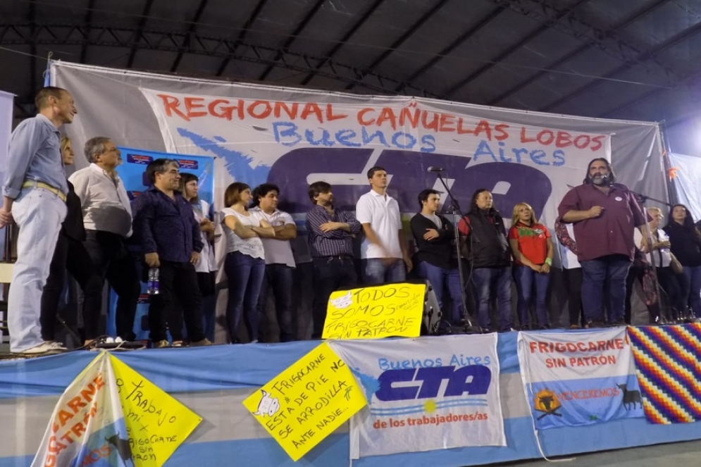 Baradel en pleno discurso siendo escuchado por el intendente Arrieta y los integrantes de la CTA local. 