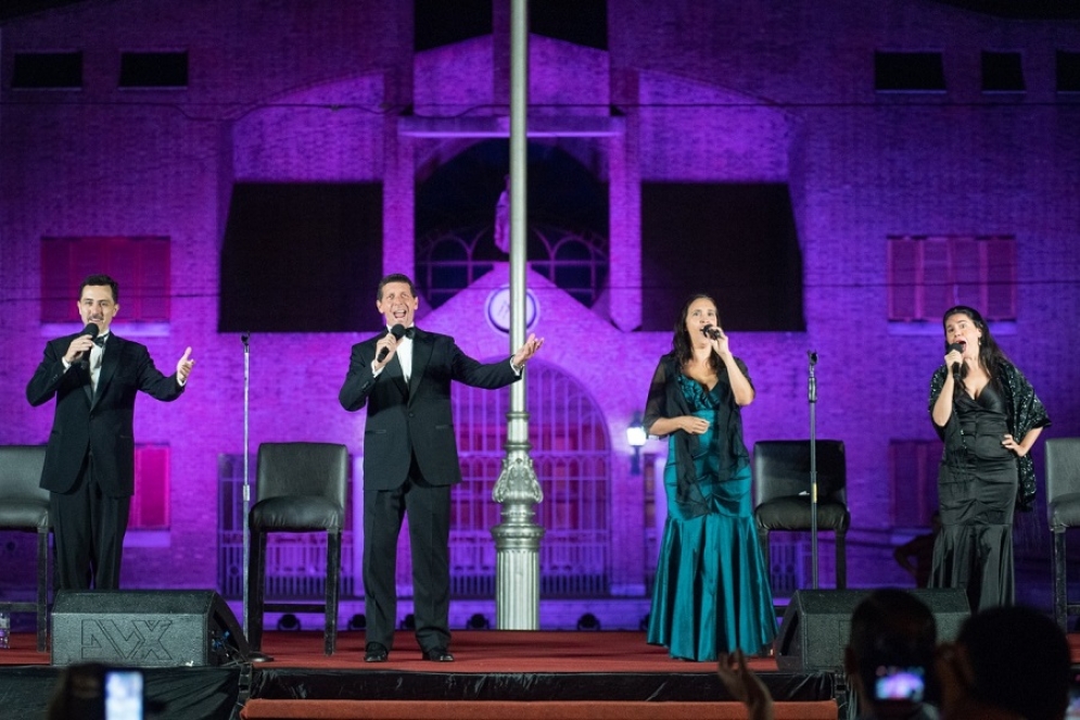 Los artistas en pleno show con la Parroquia Del Carmen de fondo. 