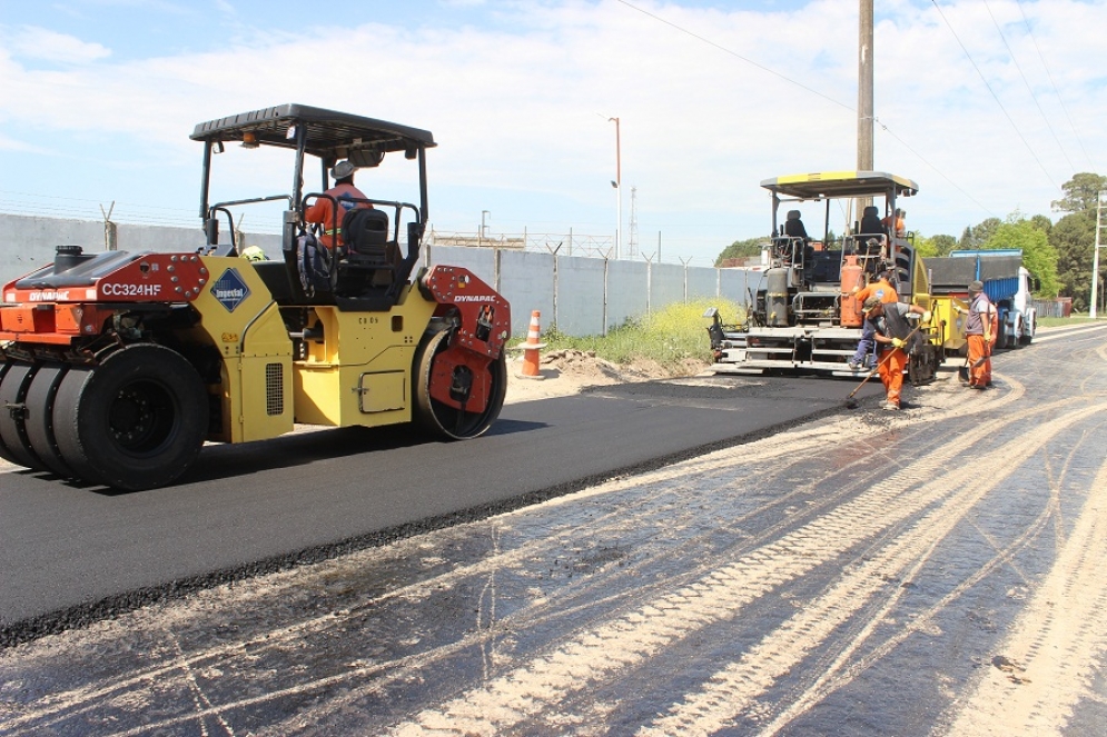 Las m&aacute;quinas asfaltando sobre el predio del Estadio Ar&iacute;n.