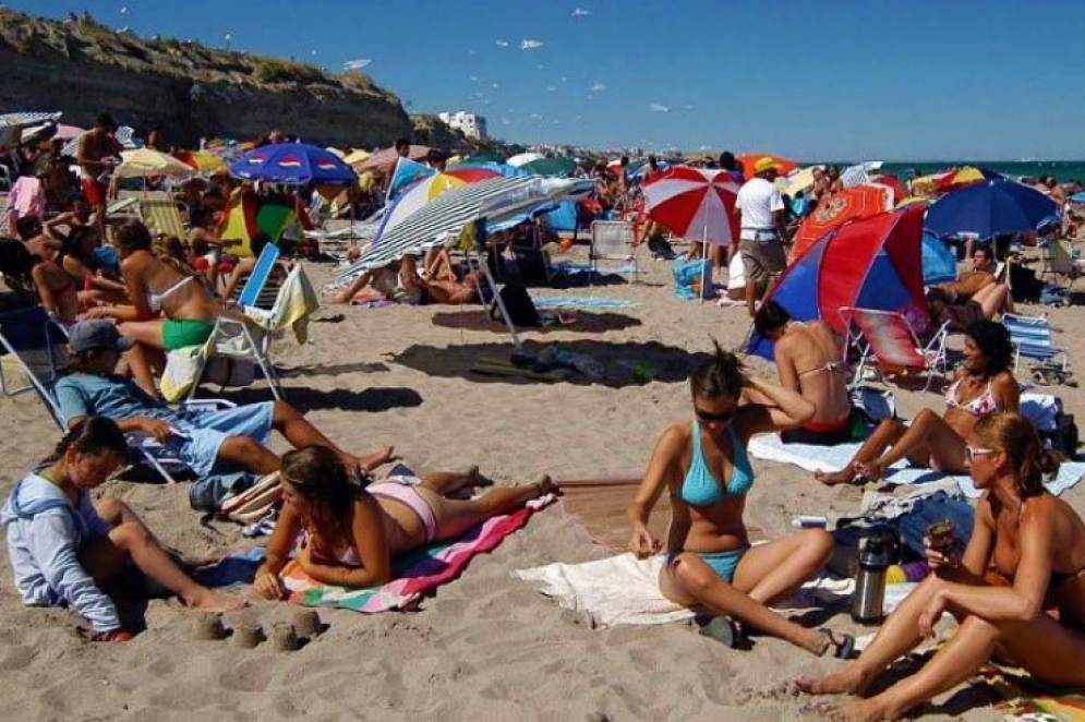 En la playa el alquiler de carpas rondar&aacute; los 1200 pesos por d&iacute;a. 